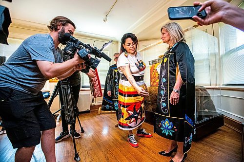 MIKAELA MACKENZIE / WINNIPEG FREE PRESS


Artist Jackie Traverse explains significance of various design elements on Chancellor Anne Mahon&#x2019;s new convocation robes, designed by , on Monday, June 5, 2023. Traverse designed the robes with beaded Ojibwe florals depicting prairie crocuses in the University of Manitoba&#x2019;s school colours.
Winnipeg Free Press 2023