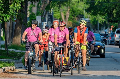 Mike Deal / Winnipeg Free Press
Mayor Scott Gillingham takes part in the Bike to Work Day Group Ride to kick off Bike Week. The early morning route took the Mayor and other cyclists along Wolseley Avenue with a brief pit stop outside Laura Secord School.
230605 - Monday, June 05, 2023.