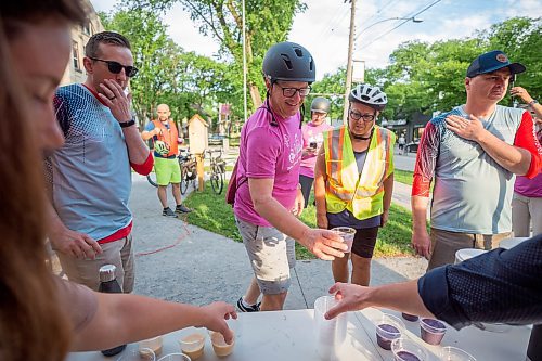 Mike Deal / Winnipeg Free Press
Mayor Scott Gillingham (centre) takes part in the Bike to Work Day Group Ride to kick off Bike Week. The early morning route took the Mayor and other cyclists along Wolseley Avenue with a brief pit stop outside Laura Secord School for a smoothie and a cookie.
230605 - Monday, June 05, 2023.