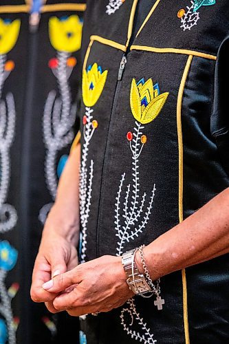 MIKAELA MACKENZIE / WINNIPEG FREE PRESS


Chancellor Anne Mahon&#x2019;s new convocation robes, designed by artist Jackie Traverse, on Monday, June 5, 2023. The robes have beaded Ojibwe florals depicting prairie crocuses.
Winnipeg Free Press 2023