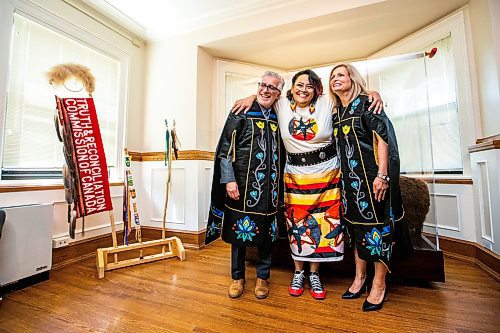 MIKAELA MACKENZIE / WINNIPEG FREE PRESS
‌President and Vice-Chancellor Michael Benarroch and Chancellor Anne Mahon model their new convocation robes with artist Jackie Traverse on Monday, June 5, 2023. Traverse designed the robes with beaded Ojibwe florals depicting prairie crocuses in the University of Manitoba’s school colours.
Winnipeg Free Press 2023