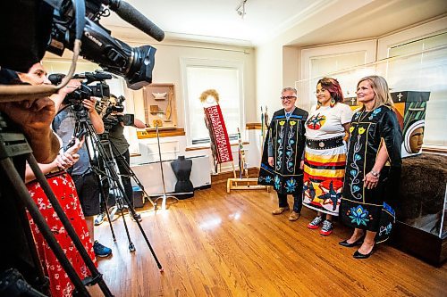 MIKAELA MACKENZIE / WINNIPEG FREE PRESS
‌President and Vice-Chancellor Michael Benarroch and Chancellor Anne Mahon model their new convocation robes with artist Jackie Traverse on Monday, June 5, 2023. Traverse designed the robes with beaded Ojibwe florals depicting prairie crocuses in the University of Manitoba’s school colours.
Winnipeg Free Press 2023