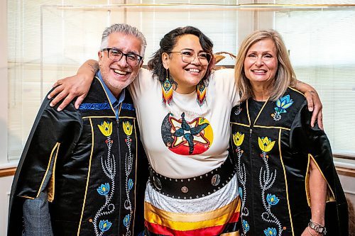 MIKAELA MACKENZIE / WINNIPEG FREE PRESS


&#x200c;President and Vice-Chancellor Michael Benarroch and Chancellor Anne Mahon model their new convocation robes with artist Jackie Traverse on Monday, June 5, 2023. Traverse designed the robes with beaded Ojibwe florals depicting prairie crocuses in the University of Manitoba&#x2019;s school colours.
Winnipeg Free Press 2023