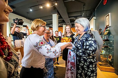 MIKAELA MACKENZIE / WINNIPEG FREE PRESS

Valentina Gordienko hands a Korovai bread (a traditional Ukrainian welcome gesture) to governor general Mary Simon at Oseredok Ukrainian Cultural and Education Centre on Tuesday, June 6, 2023. For Malak story.
Winnipeg Free Press 2023