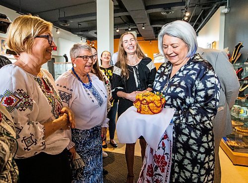 MIKAELA MACKENZIE / WINNIPEG FREE PRESS

Valentina Gordienko hands a Korovai bread (a traditional Ukrainian welcome gesture) to governor general Mary Simon at Oseredok Ukrainian Cultural and Education Centre on Tuesday, June 6, 2023. For Malak story.
Winnipeg Free Press 2023