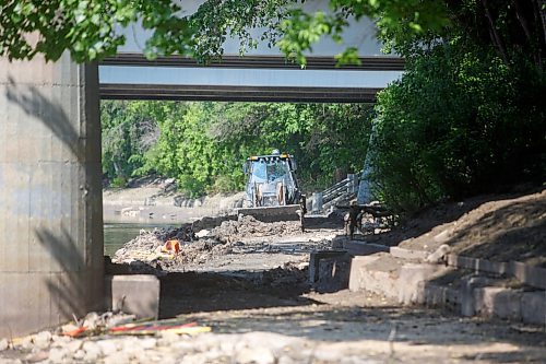 Mike Deal / Winnipeg Free Press
A City of Winnipeg frontend loader clears mud from the Riverwalk along the Assiniboine River Tuesday morning.
230606 - Tuesday, June 06, 2023.