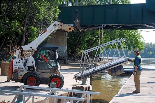 Mike Deal / Winnipeg Free Press
A crew from Seaco Marine installs the summer docks at The Forks Tuesday morning.
230606 - Tuesday, June 06, 2023.