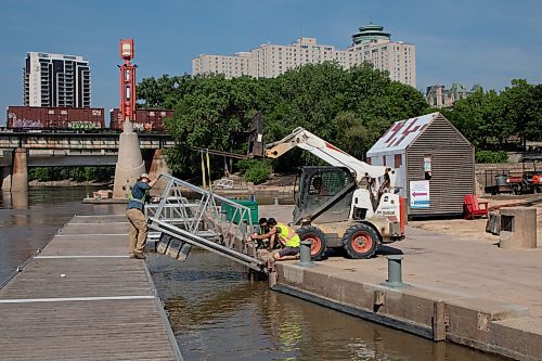 Mike Thiessen / Winnipeg Free Press Seaco Marine crew installing the summer docks at The Forks Historic Port. 230606 &#x2013; Tuesday, June 6, 2023