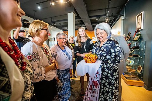 MIKAELA MACKENZIE / WINNIPEG FREE PRESS

Valentina Gordienko hands a Korovai bread (a traditional Ukrainian welcome gesture) to governor general Mary Simon at Oseredok Ukrainian Cultural and Education Centre on Tuesday, June 6, 2023. For Malak story.
Winnipeg Free Press 2023