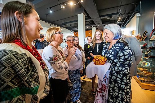 MIKAELA MACKENZIE / WINNIPEG FREE PRESS

Valentina Gordienko hands a Korovai bread (a traditional Ukrainian welcome gesture) to governor general Mary Simon at Oseredok Ukrainian Cultural and Education Centre on Tuesday, June 6, 2023. For Malak story.
Winnipeg Free Press 2023