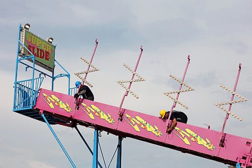06062023
Workers set up rides for the Manitoba Summer Fair midway at the Keystone Centre in Brandon on Tuesday. The Fair opens today.  (Tim Smith/The Brandon Sun)
