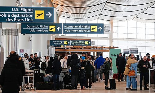 JOHN WOODS / WINNIPEG FREE PRESS
Travellers gather at Winnipeg&#x573; airport as they try to board flights out of town Sunday, December 25, 2022. Air companies have been struggling with delays and cancellations due to weather.

Re: Abas