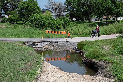 JESSICA LEE / WINNIPEG FREE PRESS

A pedestrian walks past a large hole in the ground at Amarynth Crescent Park June 7, 2023.

Reporter: Joyanne Pursaga