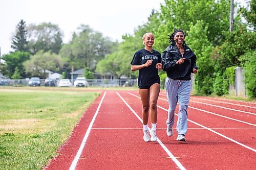 MIKAELA MACKENZIE / WINNIPEG FREE PRESS


Sisters Arriana (left) and Amira Lawrence at track practice at Garden City Collegiate on Wednesday, June 7, 2023. For Donald story.
Winnipeg Free Press 2023