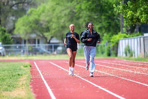 MIKAELA MACKENZIE / WINNIPEG FREE PRESS


Sisters Arriana (left) and Amira Lawrence at track practice at Garden City Collegiate on Wednesday, June 7, 2023. For Donald story.
Winnipeg Free Press 2023