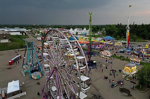 07062023
Fair-goers crowd the midway during the opening night of the 2023 Manitoba Summer Fair at the Keystone Centre on a hot and stormy Wednesday night. (Tim Smith/The Brandon Sun)