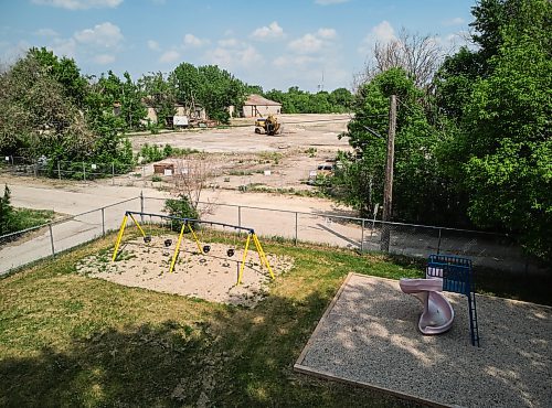 DAVID LIPNOWSKI / WINNIPEG FREE PRESS

Grace Playground bordering the point (old gateway industries site) in Point Douglas, photographed Wednesday May 31, 2023.
