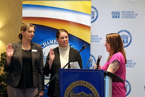 Andrea Epp (right) swears in new Brandon Chamber of Commerce president Jamie Pugh (centre) and vice-president Lois Ruston (left) at the Victoria Inn in Brandon on Thursday. (Colin Slark/The Brandon Sun)