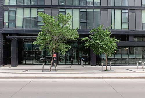 Mike Thiessen / Winnipeg Free Press 
Glasshouse Skyworks, on Hargrave St., has become a ghost hotel in the eyes of some condo residents due to the proliferation of short-term rentals (such as Airbnb&#x2019;s) in the building. 230608 &#x2013; Thursday, June 8, 2023.