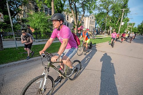 Mike Deal / Winnipeg Free Press
Mayor Scott Gillingham takes part in the Bike to Work Day Group Ride to kick off Bike Week. The early morning route took the Mayor and other cyclists along Wolseley Avenue with a brief pit stop outside Laura Secord School.
230605 - Monday, June 05, 2023.