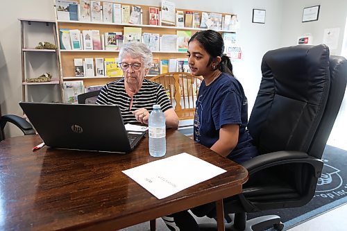 Crocus Plains Regional Secondary School student Diya Patel helps Bertha Grierson learn how to navigate her computer at Seniors For Seniors on Park Avenue East. (Tim Smith/The Brandon Sun)