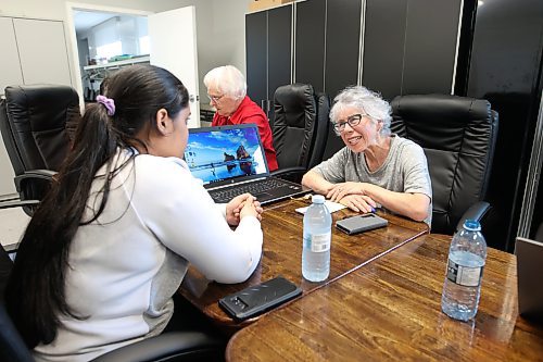 Crocus Plains Regional Secondary School student Radha Patel helps Dawn Milne learn how to navigate her computer at Seniors For Seniors recently. (Tim Smith/The Brandon Sun)