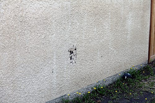This photo shows a crack in the exterior wall on one of the townhouses at the Spruce Woods Housing Co-op in Brandon. The co-op's chairperson Eva Cameron said that many of the complex's townhouses need repair work on siding, eavesthroughing and water damage among other things. (Colin Slark/The Brandon Sun)