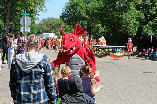 École Dugald School's mascot exchanges hi-fives with members of the crowd as the Travellers' Day Parade crosses the intersection of Lorne Avenue and 13th Street. Outside of Dugald, this year's event featured the staff and students of Crocus Plains Regional Secondary School, École secondaire Neelin High School and Betty Gibson School. (Kyle Darbyson/The Brandon Sun) 