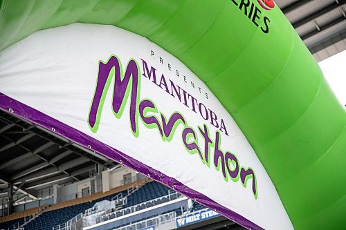 ETHAN CAIRNS / WINNIPEG FREE PRESS
A blow up arch displays the Manitoba Marathon which was cancelled due to extreme heat in Winnipeg, Manitoba on Sunday, June 19, 2022