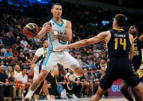 JOHN WOODS / WINNIPEG FREE PRESS
Winnipeg Sea Bears&#x2019; Glen Yang (11) makes the pass against Edmonton Stingers&#x2019; Brody Clarke (14) in first half CEBL action in Winnipeg, Monday, June 12, 2023. 

Reporter: sawatzki