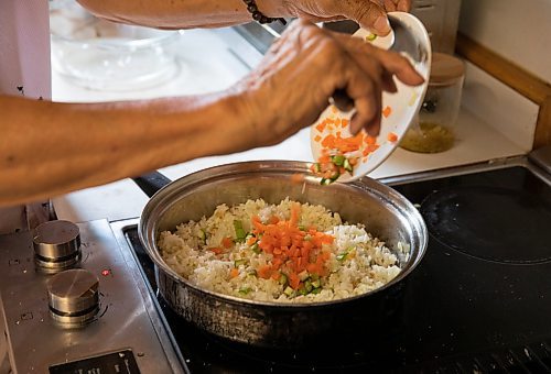 JESSICA LEE / WINNIPEG FREE PRESS

Rod Cantiveros prepares rice in a pan at his son Ron’s home. 