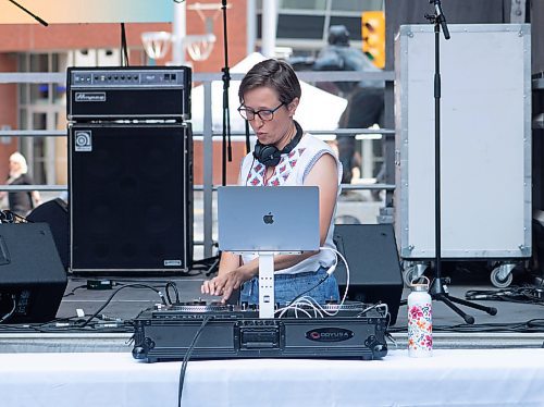 Mike Thiessen / Winnipeg Free Press 
DJ Mama Cutsworth spinning some tunes at the Winnipeg Chamber of Commerce&#x2019;s 150th anniversary celebration at True North Square. 230613 &#x2013; Tuesday, June 13, 2023