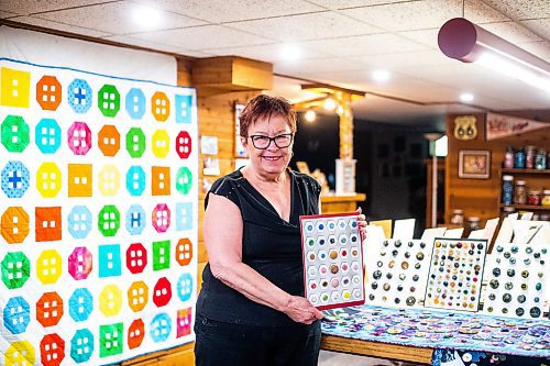 MIKAELA MACKENZIE / WINNIPEG FREE PRESS
Rita Wasney organizes individual buttons on high-quality display cards called ‘theme boards’ by fastening each in place with plastic-coated wire.