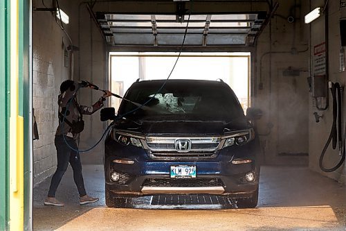 Mike Deal / Winnipeg Free Press
Raquel Cabungcal washes her car at Central Car Was, 763 Wall Street, Wednesday morning.
230614 - Wednesday, June 14, 2023.