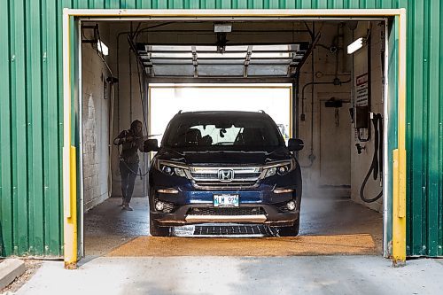 Mike Deal / Winnipeg Free Press
Raquel Cabungcal washes her car at Central Car Was, 763 Wall Street, Wednesday morning.
230614 - Wednesday, June 14, 2023.