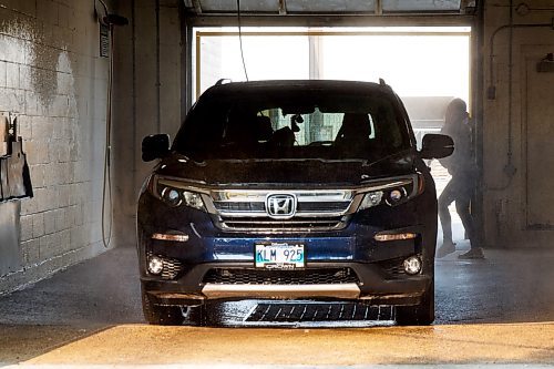 Mike Deal / Winnipeg Free Press
Raquel Cabungcal washes her car at Central Car Was, 763 Wall Street, Wednesday morning.
230614 - Wednesday, June 14, 2023.