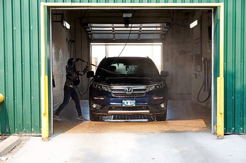 Mike Deal / Winnipeg Free Press
Raquel Cabungcal washes her car at Central Car Was, 763 Wall Street, Wednesday morning.
230614 - Wednesday, June 14, 2023.