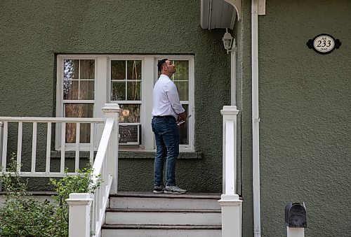 JESSICA LEE / WINNIPEG FREE PRESS

Liberal candidate Ben Carr canvasses in the North River Heights neighbourhood June 14, 2023.

Reporter: Danielle Da Silva