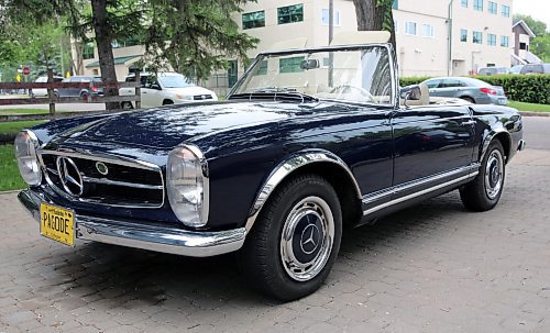 Manfred and Penny Wicht's 1965 Mercedes Benz 230 SL ‘Pagoda’, two-seat roadster/coupé, also known as the Mercedes Benz W113 convertible in Brandon on Thursday. (Michele McDougall/The Brandon Sun)