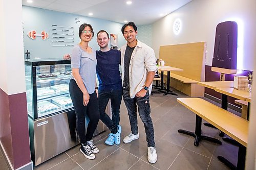 MIKAELA MACKENZIE / WINNIPEG FREE PRESS


Popbar Winnipeg owner Kim Vo (left) and Pronuts owners Michael Myer and Norman Barairo in the new high-protein donut shop (which shares the space with Popbar) on Academy Road on Thursday, June 15, 2023. For Gabby story.
Winnipeg Free Press 2023