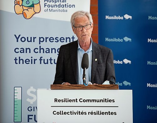 ETHAN CAIRNS / WINNIPEG FREE PRESS
Jim Carr, member of Parliament, Winnipeg South Centre speaks during the announcement for new Hospital infrastructure in Winnipeg on Friday, August 5, 2022