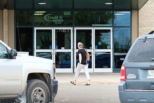 MIKE DEAL / WINNIPEG FREE PRESS
People arrive at the Dauphin Recreation Services where a Community Support Centre has been set up in the curling rink. 
230616 - Friday, June 16, 2023.