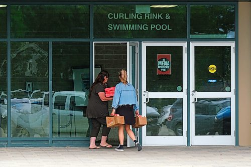 MIKE DEAL / WINNIPEG FREE PRESS
People arrive at the Dauphin Recreation Services where a Community Support Centre has been set up in the curling rink. 
230616 - Friday, June 16, 2023.