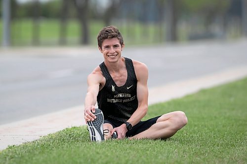 BROOK JONES / WINNIPEG FREE PRESS
Daniel Heschuk, who is from Neepawa, is competing in the Half Marathon National Championships at the Manitoba Marathon in Winnipeg, Man., Sunday, June 18, 2023. Heschuk is pictured stretching along Chancellor Matheson Road at the University of Manitoba in Winnipeg, Man., Friday, June 16, 2023. The Manitoba Marathon is celebrating its 45th running of the event. 