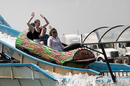 BROOK JONES / WINNIPEG FREE PRESS
People attending the Red River Ex in Winnipeg, Man., Sunday, June 18, 2023 were finding ways to keep cool. Nikki Brisebois (right) takes her niece, Alex Owens-Ceretti (left) and nephew, Nick Owens-Ceretti (middle), on the Niagara Falls ride. The Red River Ex runs June 16 to 25. 