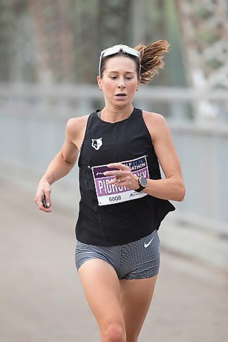 BROOK JONES / WINNIPEG FREE PRESS
Dayna Pidhoresky, who represented Canada in the full marathon at the 2021 Summer Olympic Games, crosses the BDI bridge in the Half Marathon National Championships at the Manitoba Marathon in Winnipeg, Man., Sunday, June 18, 2023. She finished in fifth place. 