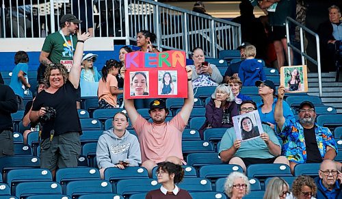 JOHN WOODS / WINNIPEG FREE PRESS
Family and friends show support to runners in the 45th Manitoba Marathon in Winnipeg, Sunday, June 18, 2023. 

Reporter: Donald