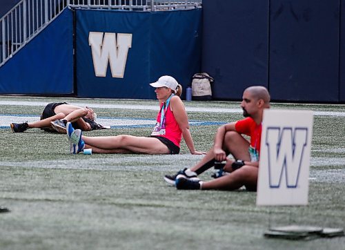 JOHN WOODS / WINNIPEG FREE PRESS
Runners relax after finishing the 45th Manitoba Marathon in Winnipeg, Sunday, June 18, 2023. 

Reporter: Donald