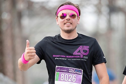 BROOK JONES / WINNIPEG FREE PRESS
Jordan Smith, who is from Gimli Man., gives thumbs up as he crosses the BDI bridge while competing in the Half Marathon at the Manitoba Marathon in Winnipeg, Man., Sunday, June 18, 2023.