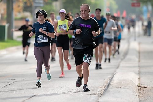 BROOK JONES / WINNIPEG FREE PRESS
Runners head west Down Assiniboine Avenue, while competing in the full marathon and the relay at the Manitoba Marathon in Winnipeg, Man., Sunday, June 18, 2023.